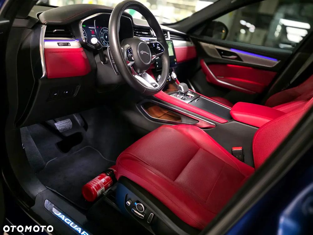 Jaguar F-Pace P250 AWD R-Dynamic SE - 7