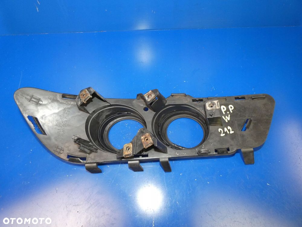 MERCEDES E KLASA W212 RAMKA HALOGENU PRAWY PRZÓD - 2