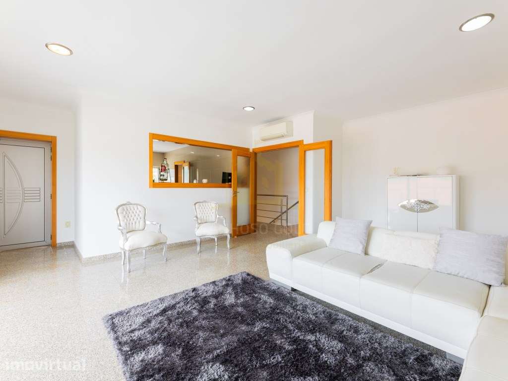 Moradia T5 de excelência com piscina, jardim e espaços amplos - Grande imagem: 5/47