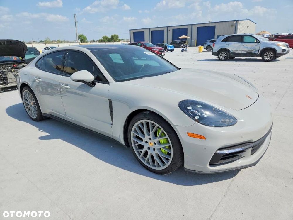 Porsche Panamera - 4