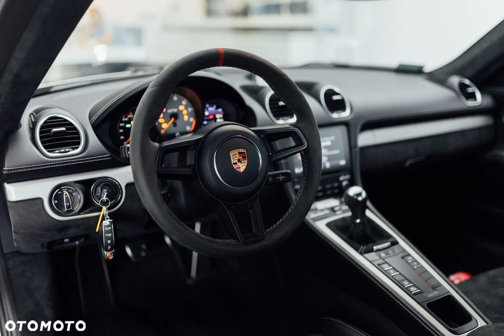 Porsche 718 Cayman - 22