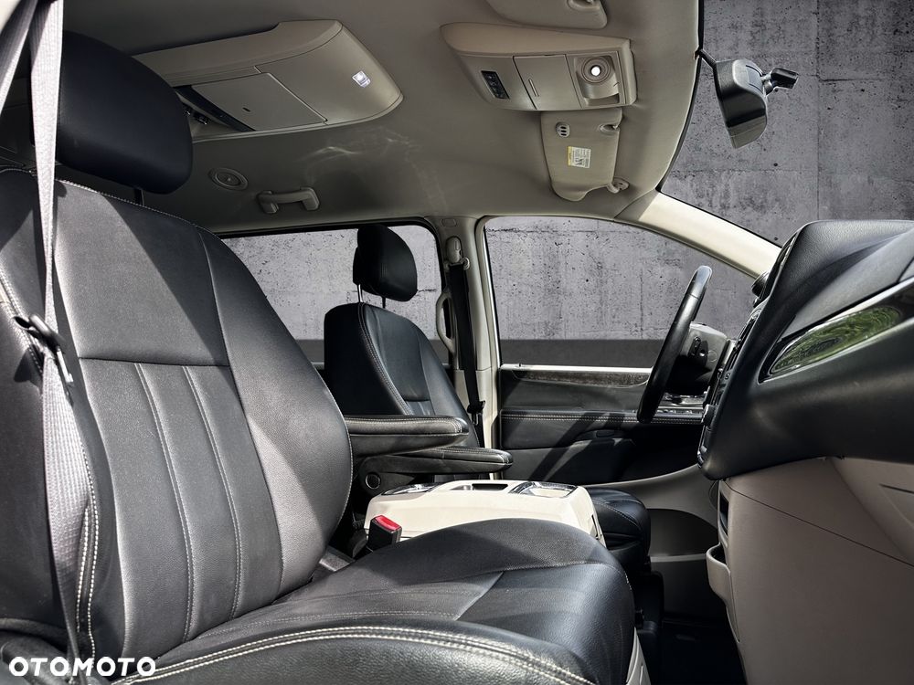 Chrysler Town & Country 3.6 Limited - 10