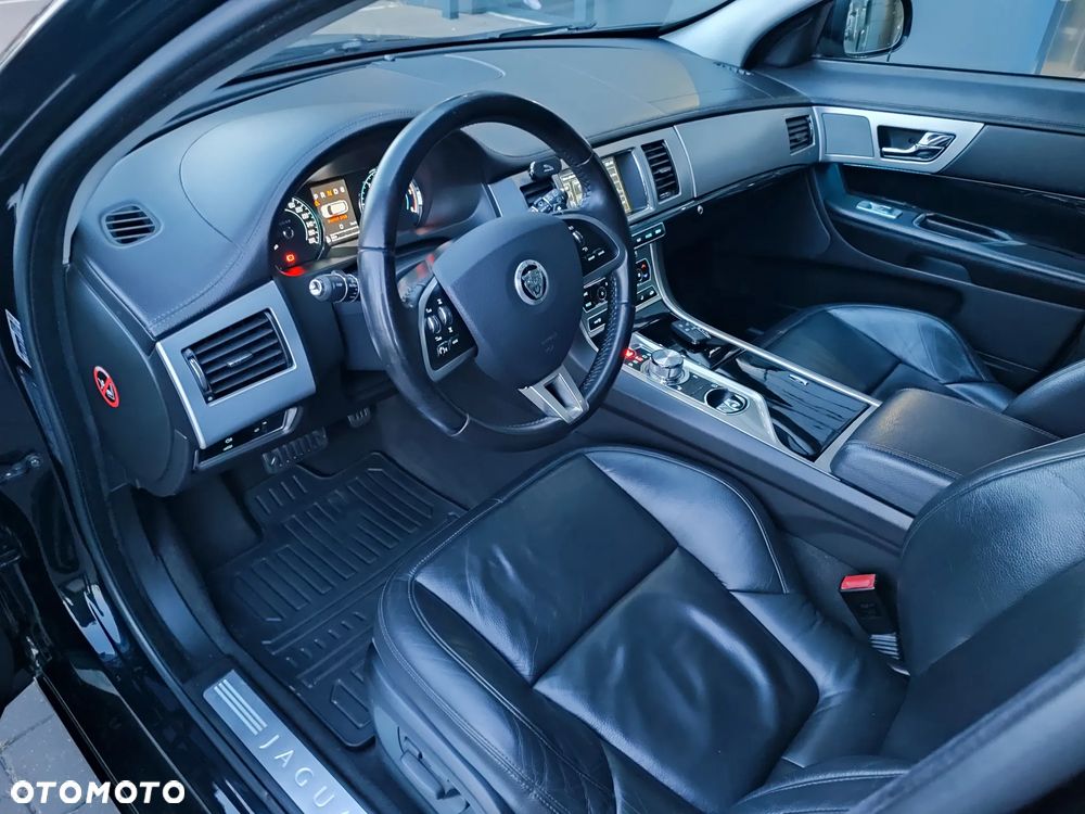 Jaguar XF 2.2 D R-Sport - 12