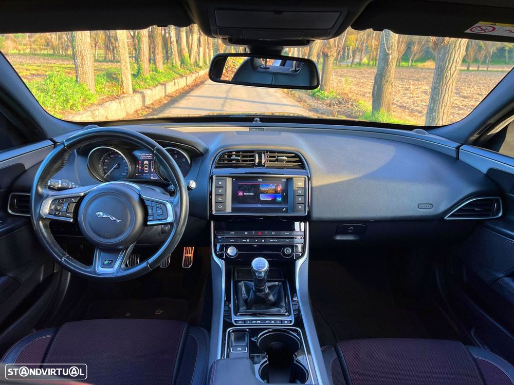 Jaguar XE 2.0 D R-Sport - 17