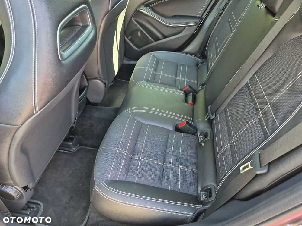 Mercedes-Benz GLA 180 7G-DCT - 18