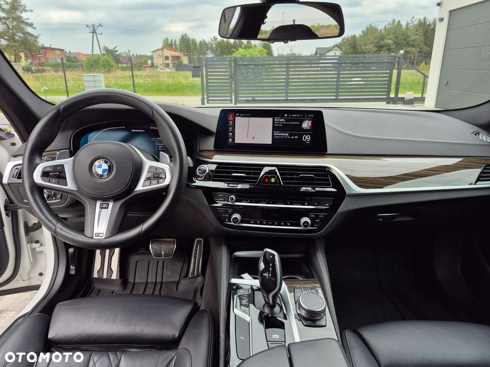 BMW Seria 5 M550i xDrive sport - 16