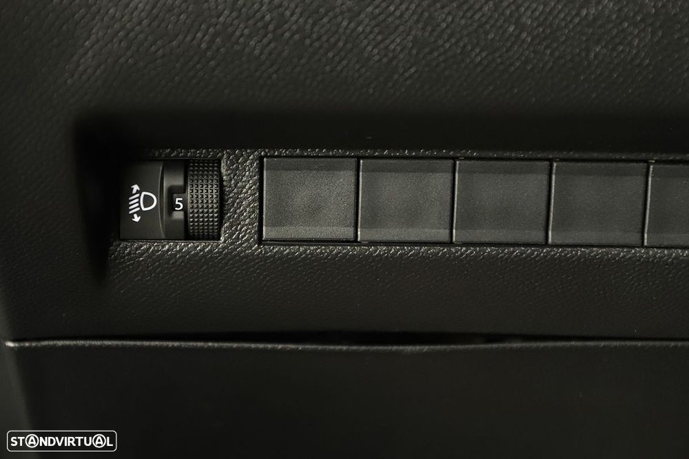 Peugeot 2008 1.2 PureTech Allure EAT8 - 21