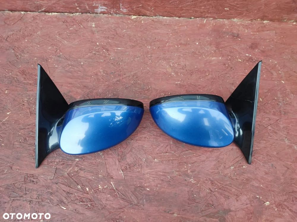 BMW E92 / E93. ORYGINALNE LUSTERKA M-PAKIET LEWE / PRAWE Z WERSJI SCHADOW-LINE, KOL. LE MANS BLAU METALIC 381. O NR: 7 176 168 / 7 176 167 OEM. W DOBRYM STANIE. WERSJA UK - 4