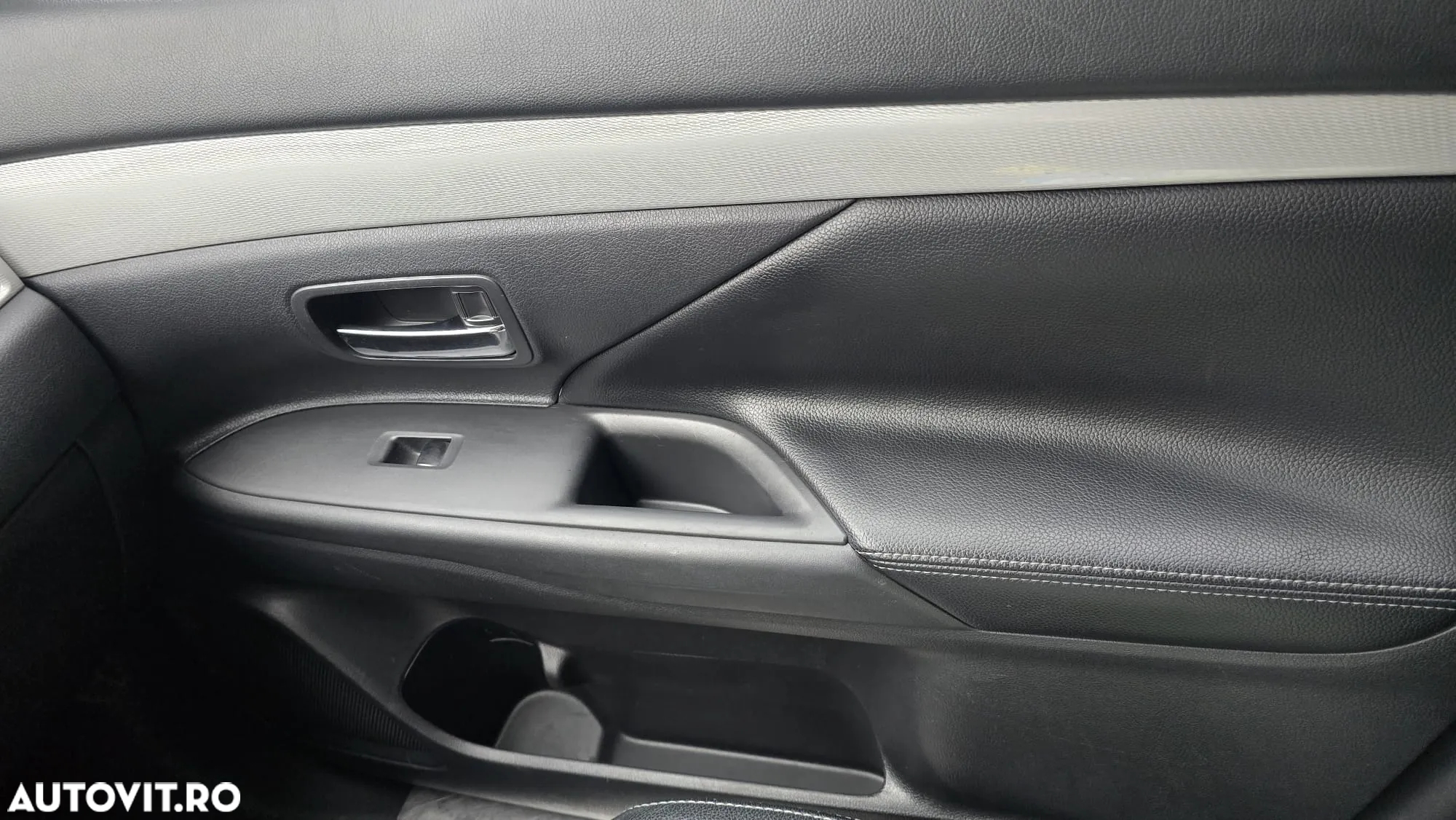 Mitsubishi Outlander 2.0 4WD Plug-In Hybrid Top - 21