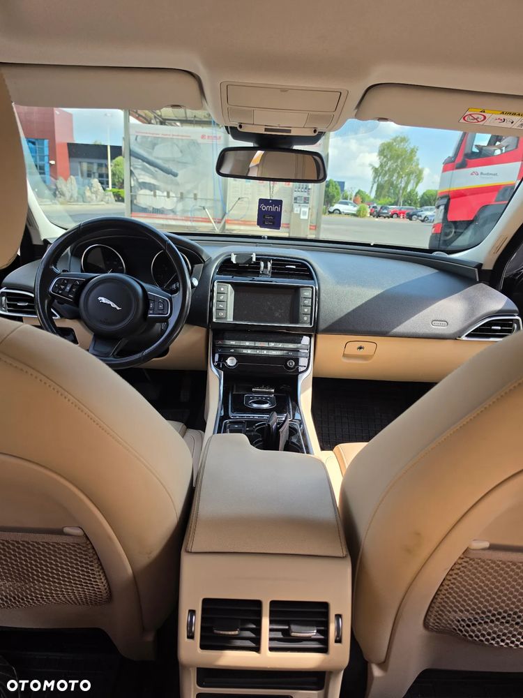 Jaguar XE 2.0 D Prestige - 4