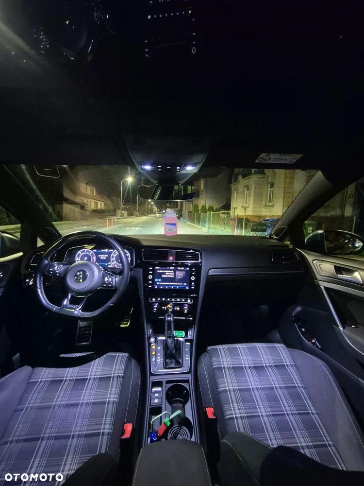 Volkswagen Golf - 10