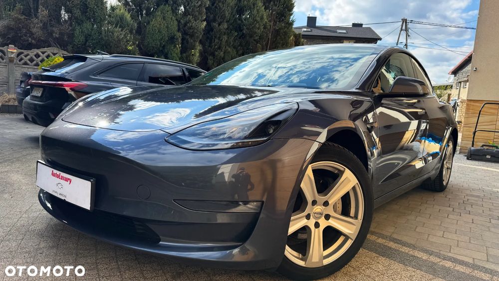 Tesla Model 3 - 3