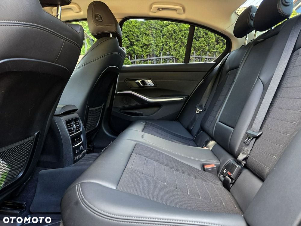 BMW Seria 3 320d xDrive - 12