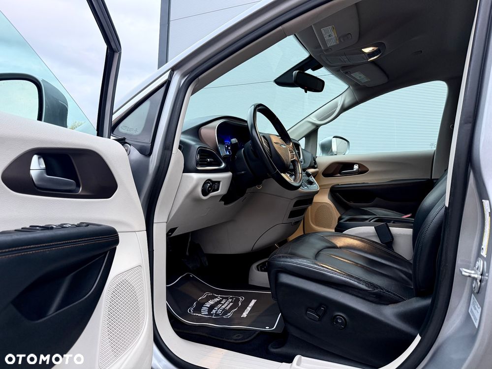 Chrysler Pacifica - 22