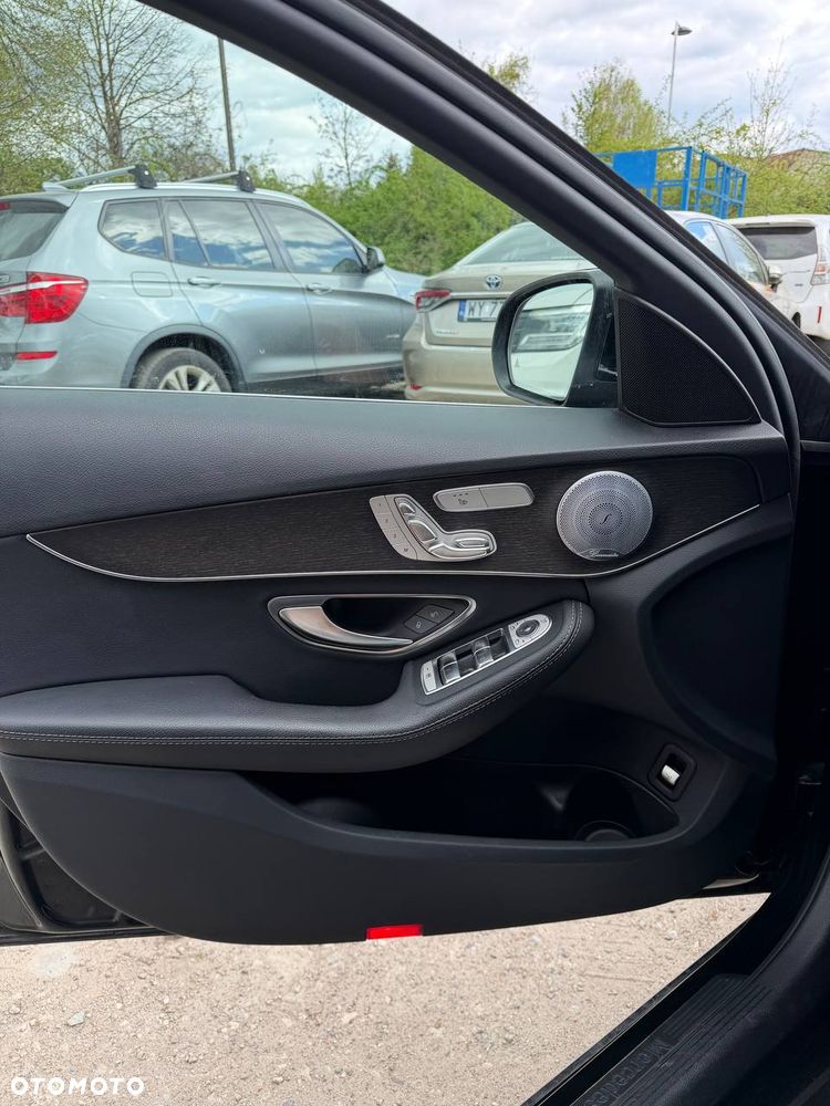 Mercedes-Benz Klasa C 300 4Matic 9G-TRONIC AMG Line - 33