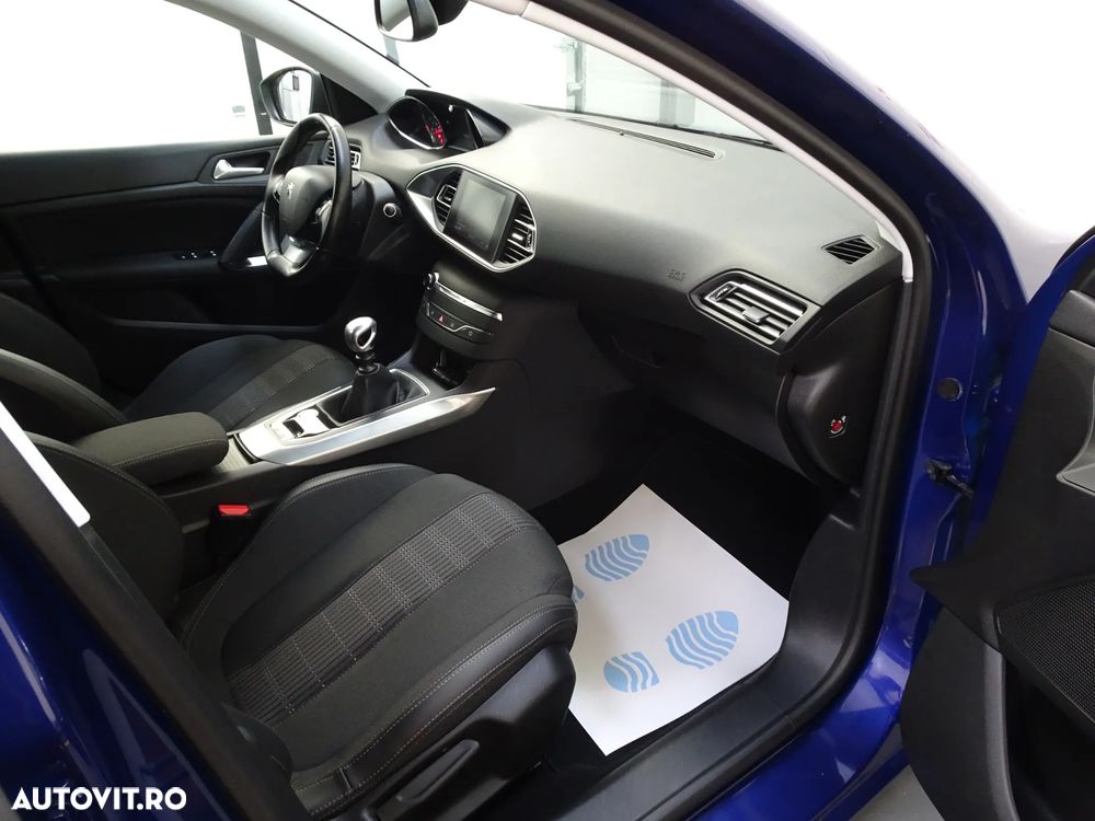 Peugeot 308 1.2 L PureTech Turbo S&S Allure - 14