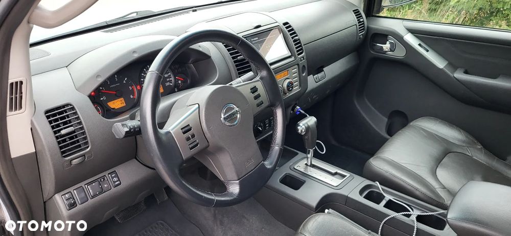 Nissan Navara 2.5 D Platinum - 13