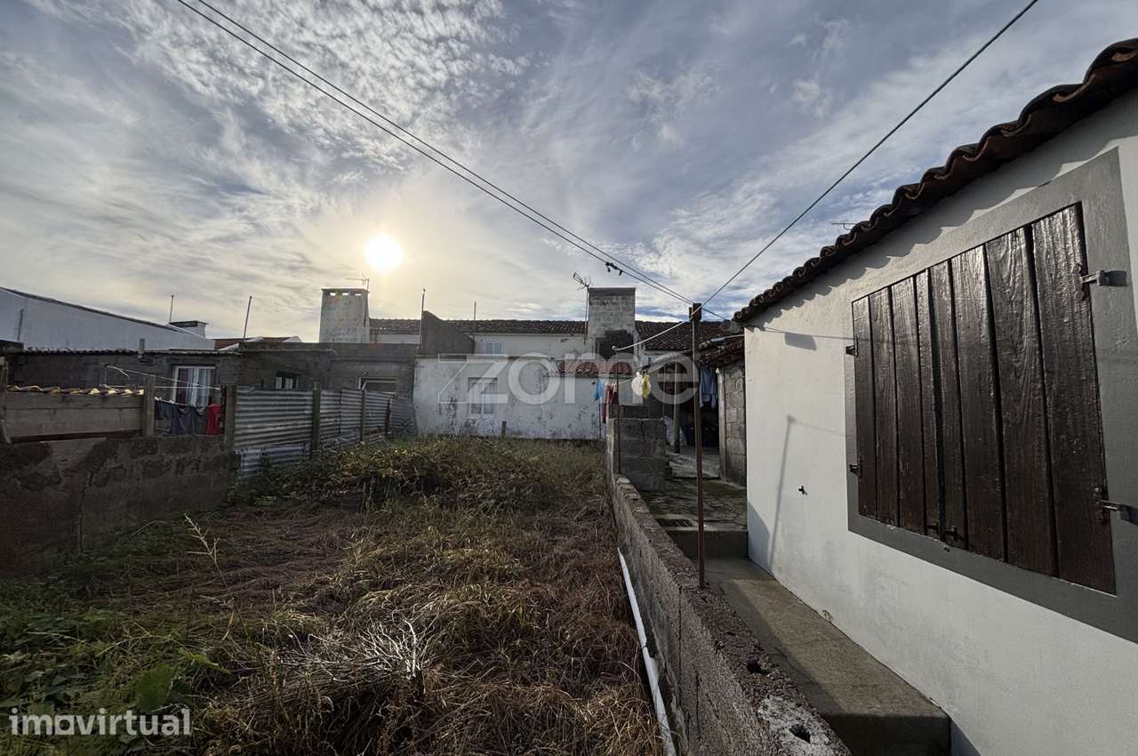 Moradia T2+1 com Quintal, Anexo e Acesso por Duas Ruas – Ponta Garç... - Grande imagem: 2/15
