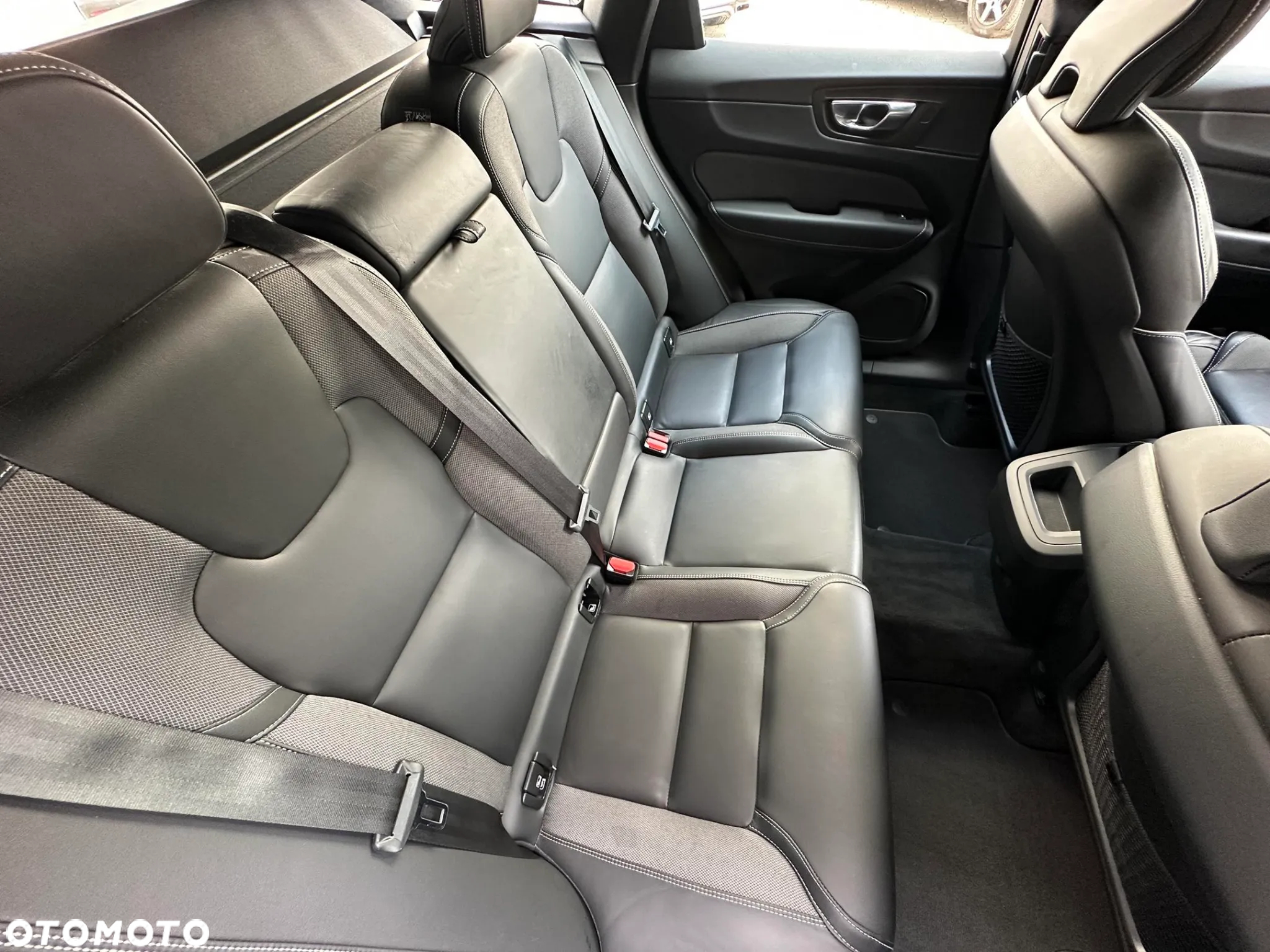Volvo XC 60 B4 D AWD Plus Dark - 18