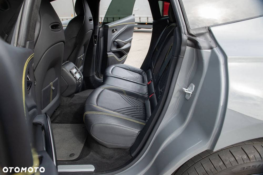 Aston Martin DBX - 22