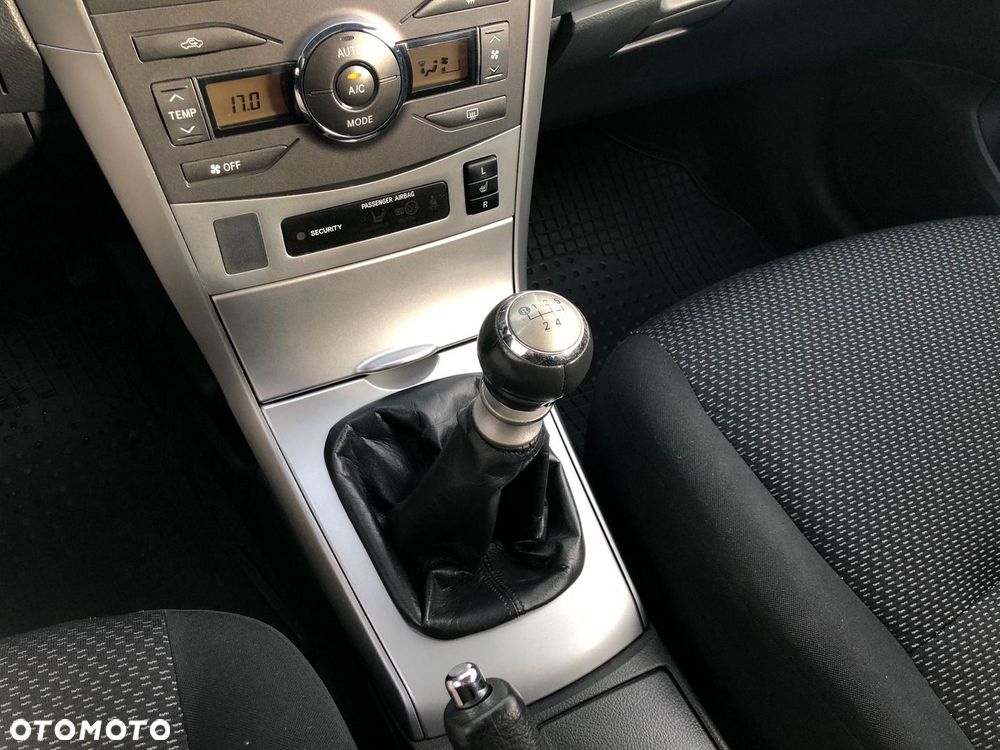 Toyota Corolla 1.6 Premium + - 18
