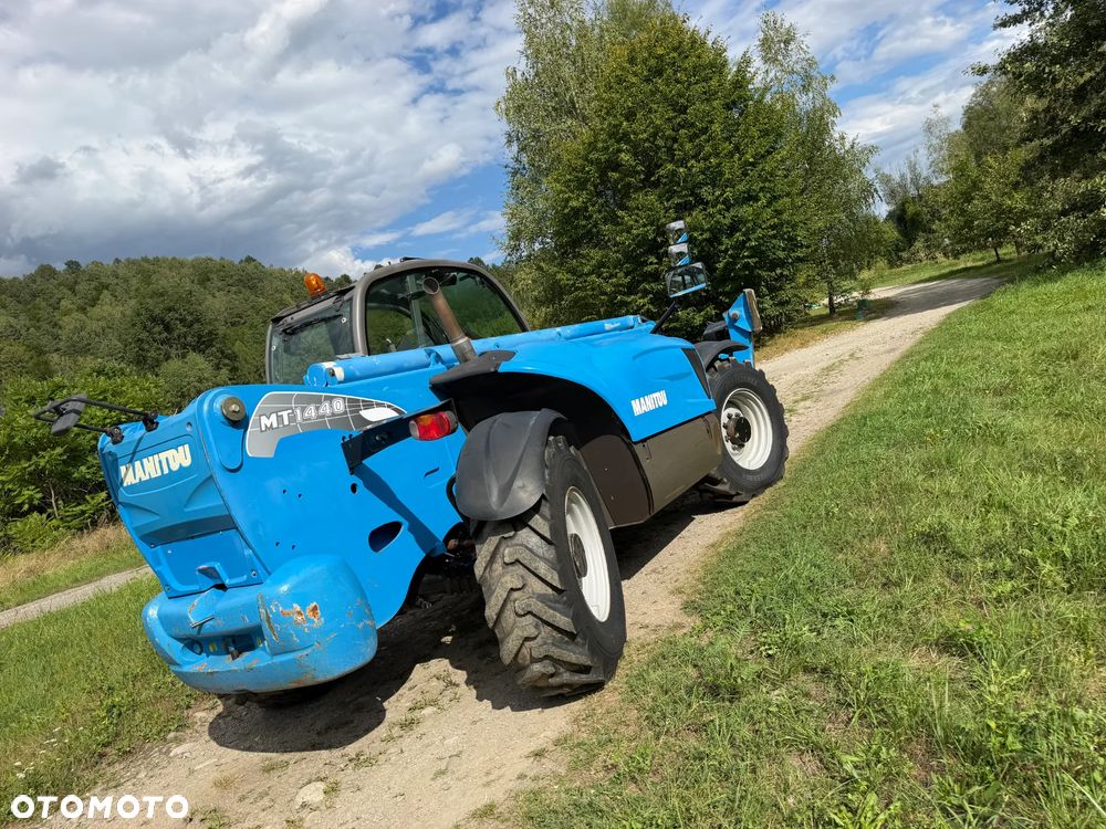 Manitou MT1440. Ładowarka Teleskopowa 14 metrów wysuw! UDŹWIG 4 TONY! Przebieg 2500 mtg. Maszyna jak Nowa z SALONU. 2017 rok. z Norwegii z Gospodarstwa rolnego! Silnik PERKINS Turbo 110 km. Aktualne Serwisy w Dekra. Nowy Model sterowane wszystko z 1 dżojstika. Ani deka luzów czy wycieku. OKAZJA! Jazda REWERS + 4 biegi. Skręt 3 tryby. Wyjście Hydrauliczne na maszcie, Poziomowanie ośi stabilizatory! Wyjścia Hydrauliczne na maszt! Okazja Ani deka luzów i wycieków. Wersja Norweska. Wielka Okazja  Opony jak Nowe! - 39