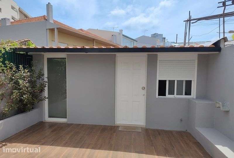 Aluga se moradia T2 remodelada mobilada com água e luz incluida - Grande imagem: 3/6