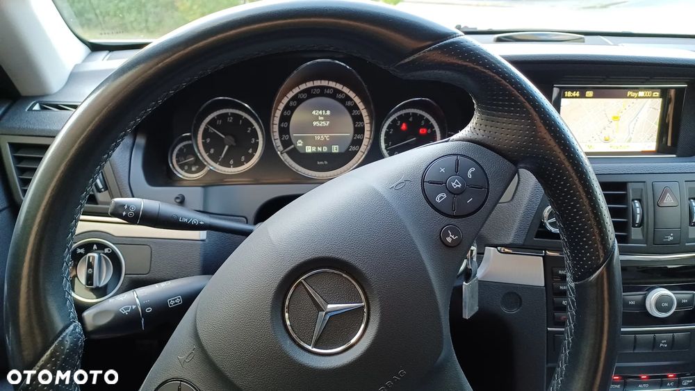 Mercedes-Benz Klasa E 200 CGI Coupe BlueEFFICIENCY Automatik Avantgarde - 37