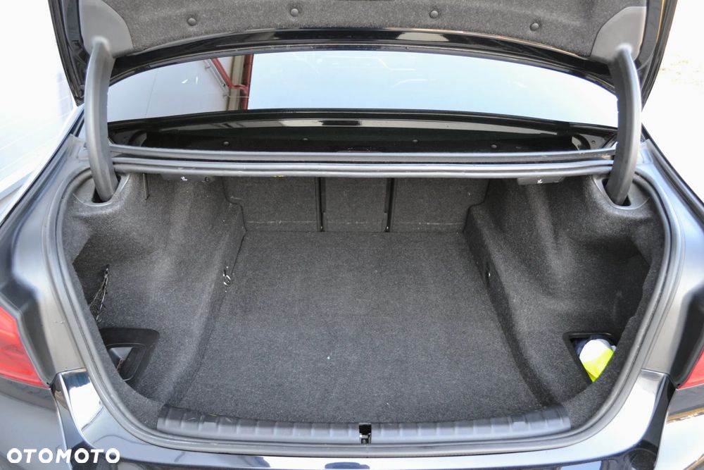 BMW Seria 5 M550i xDrive sport - 8