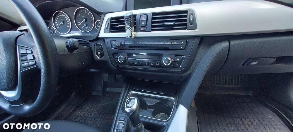 BMW Seria 3 320i - 12