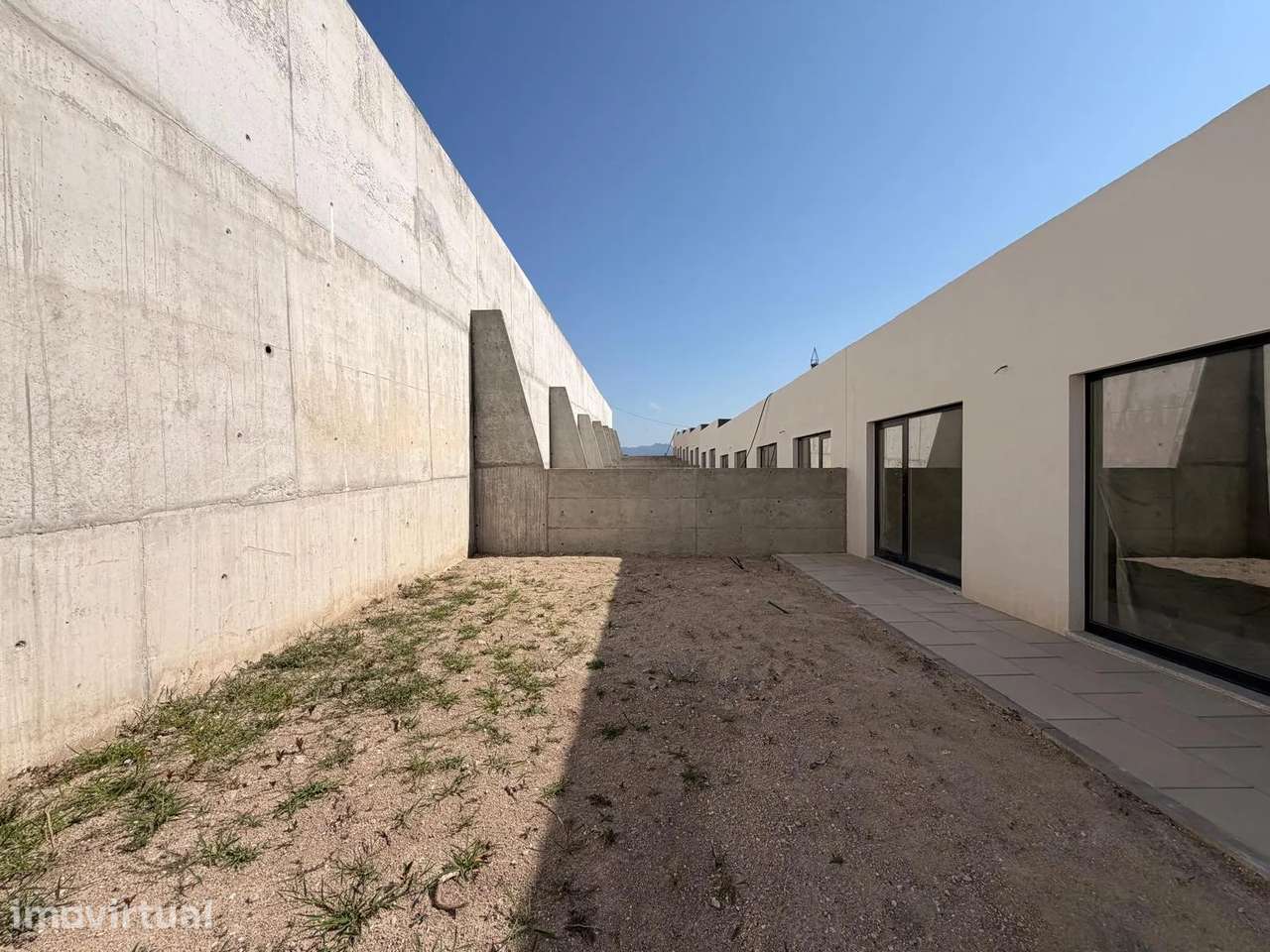 Moradia T3 de Arquitetura Moderna com Jardim e Garagem de 85 m² – Arco - Grande imagem: 4/27