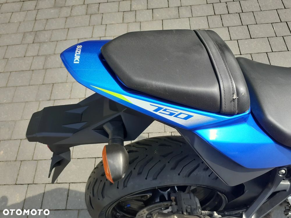 Suzuki GSR - 13