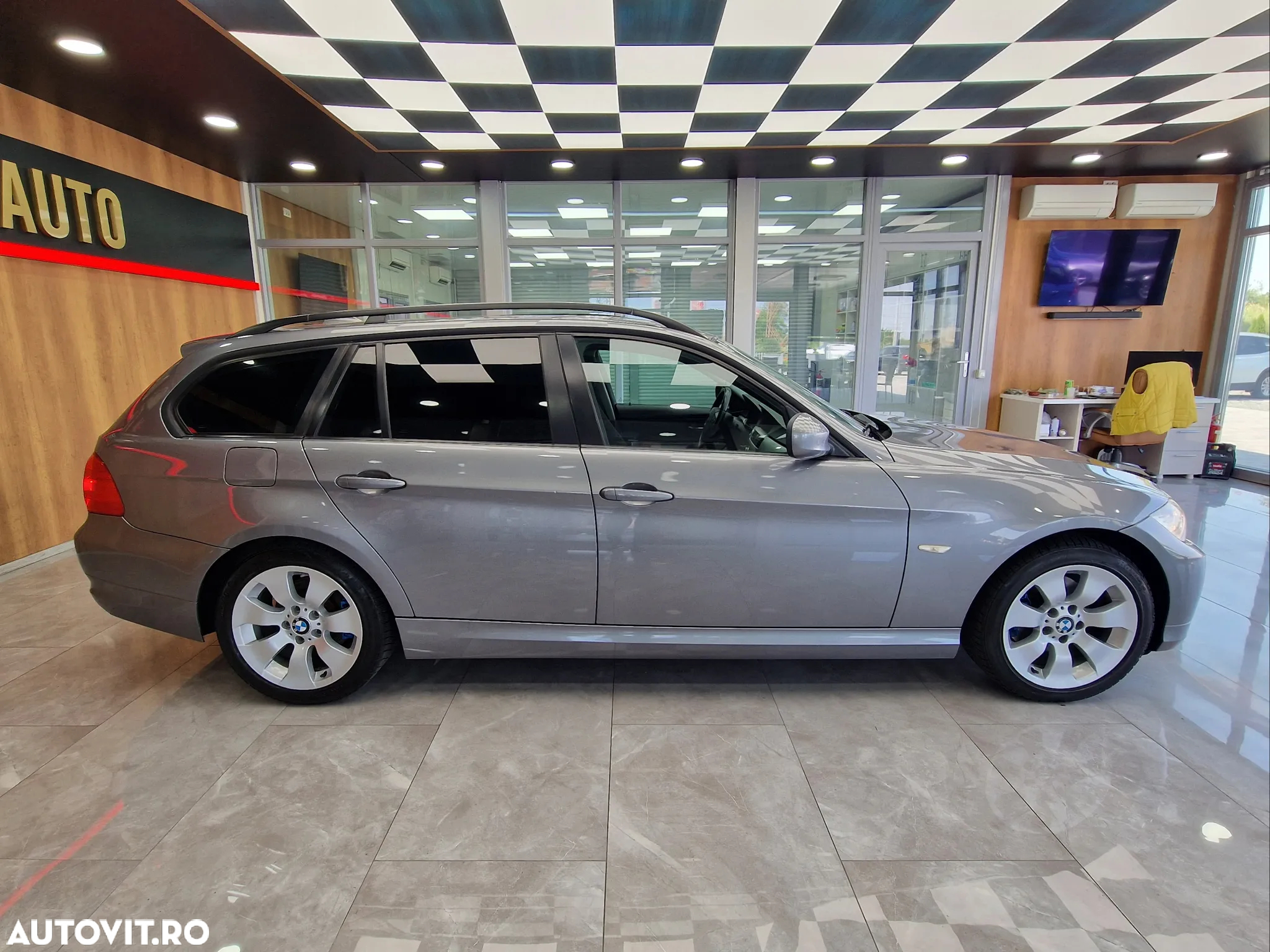BMW Seria 3 318d DPF Touring - 14