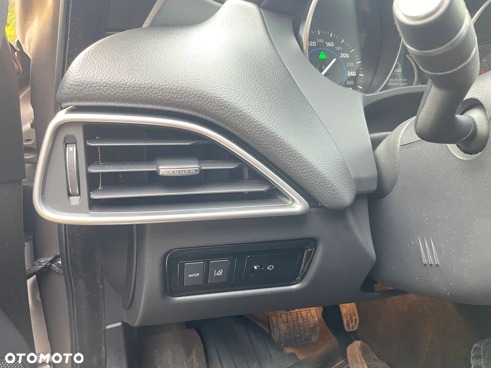 Jaguar XE 20d R-Sport - 17