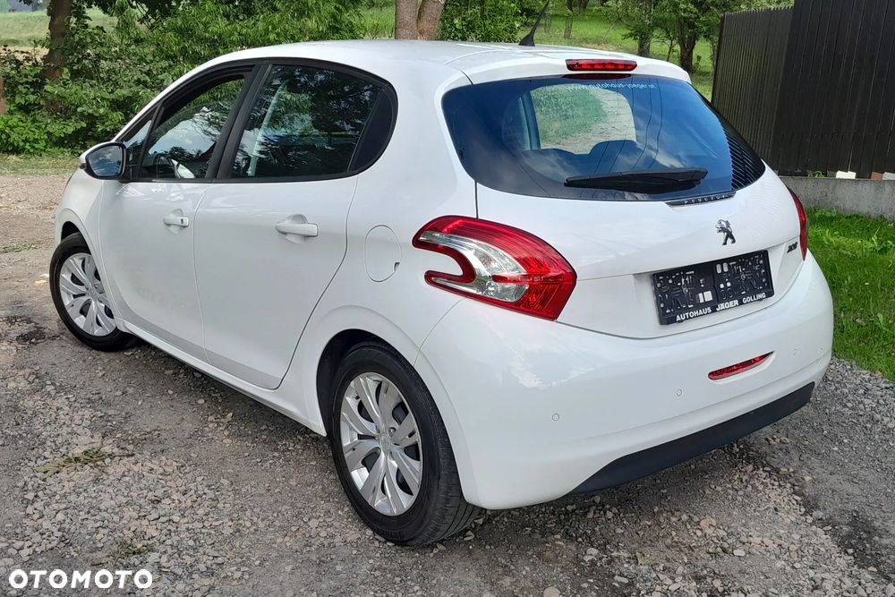 Peugeot 208 - 8
