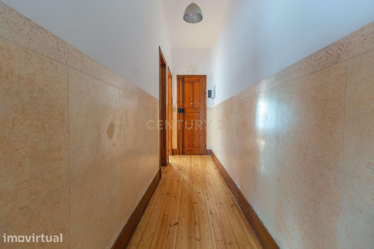 Apartamento T2 (pode ter aproveitamento de 3 quartos) - Grande imagem: 2/19