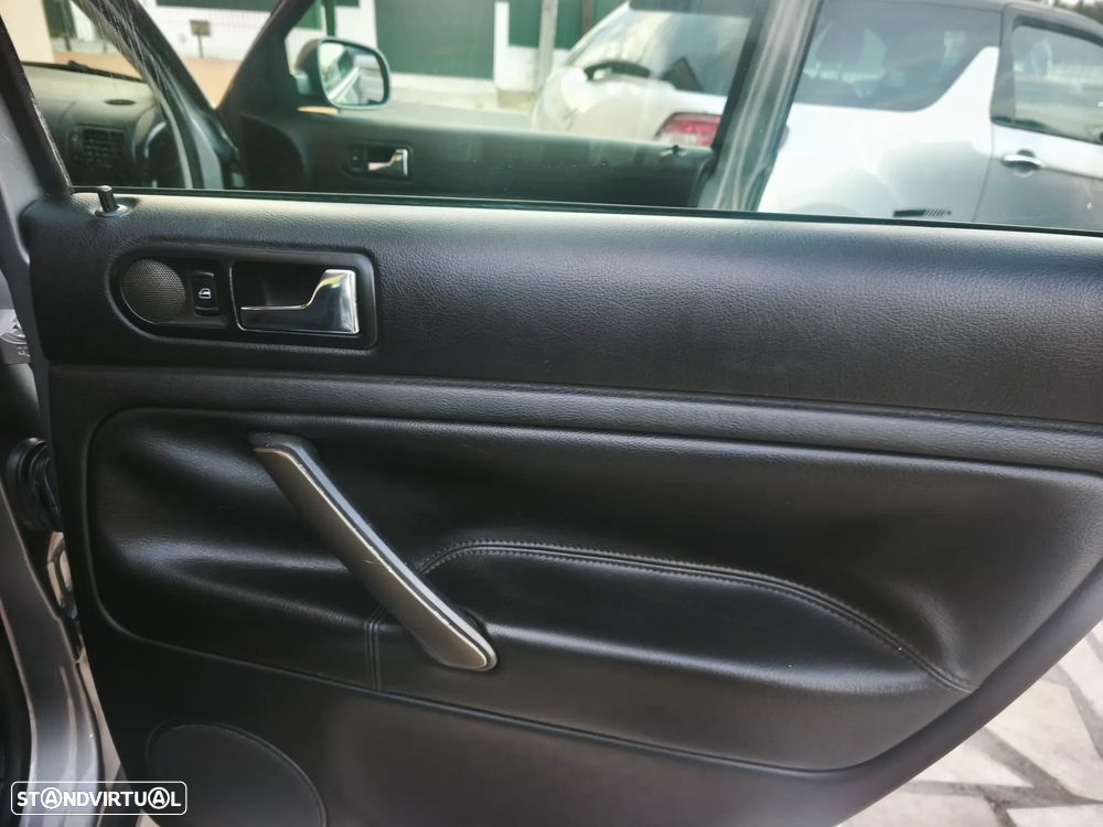 VW Passat 1.9 TDi Highline - 14