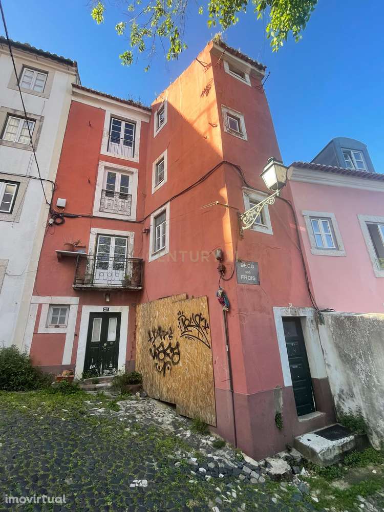Prédio devoluto ao lado das muralhas do Castelo de S. Jorge - Grande imagem: 5/15