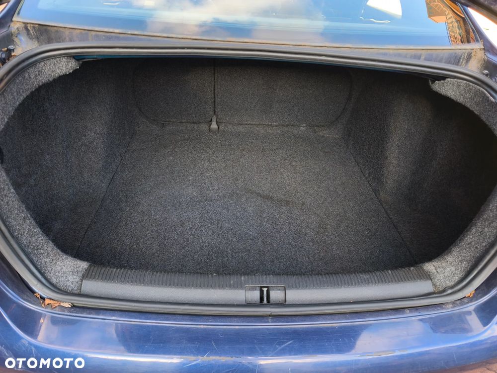 Volkswagen Jetta 1.6 FSI Trendline - 12