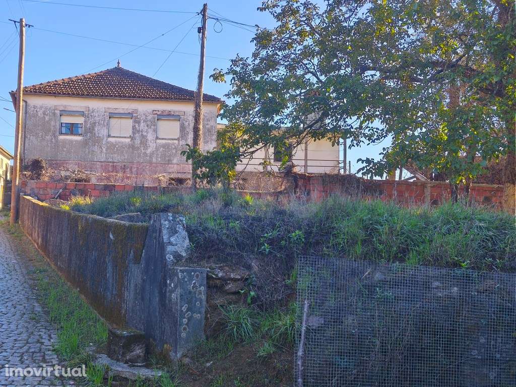 Ruina com terreno, no coração de aldeia tranquila e muito próxima d... - Grande imagem: 5/11