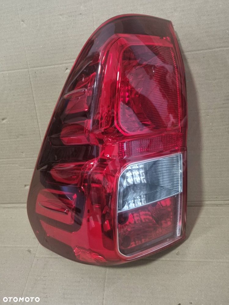 Lampa lewa Tylna tył TOYOTA HILUX VIII 8 15R- - 4