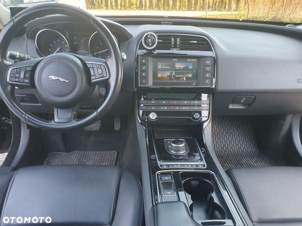 Jaguar XE 2.0 T R-Sport - 13