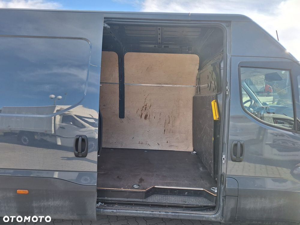 Iveco Daily 35S18 HiMatic furgon 16m blaszak automat FV23% MAXI - 18