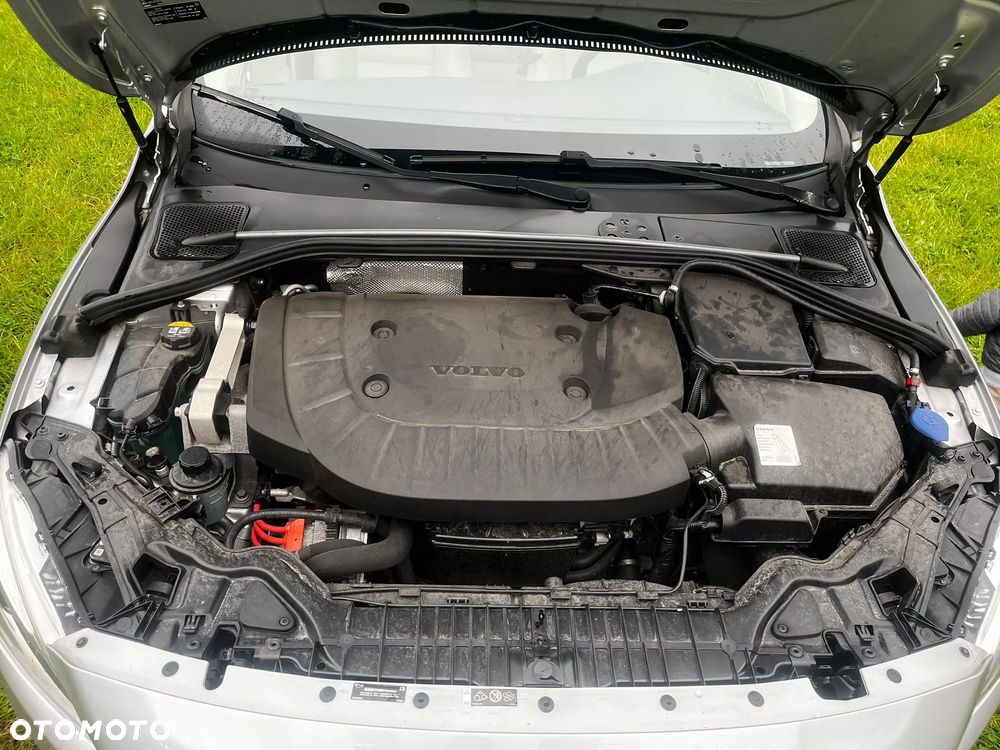 Volvo V60 D6 AWD Plug-in Hybrid R-Design Momentum - 16