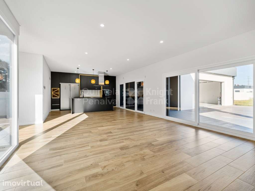 Moradia independente T4 com jardim e garagem em Samora Correia - Grande imagem: 2/25