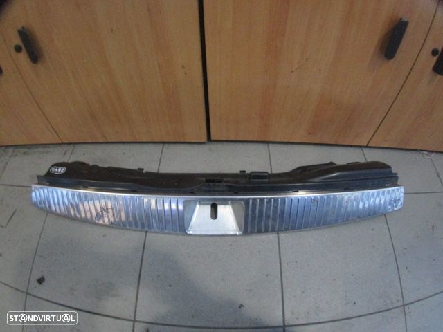 Grelha Friso A2046906541 MERCEDES C S204 W204 FASE 2  2012 200CDI 136CV 5P PRETO TR Danificado Pequenas Amassadelas GRE INTERIOR DA MALA - 1
