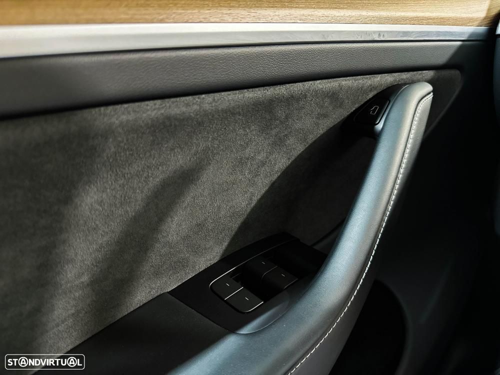 Tesla Model Y Long Range Dual Motor AWD - 28