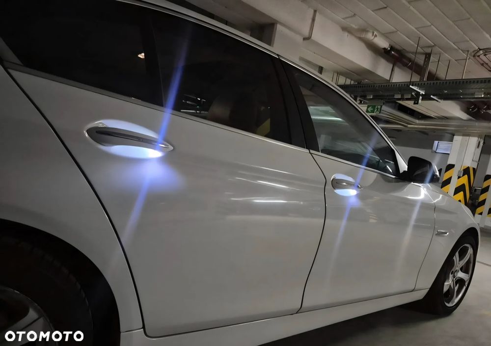 BMW Seria 5 528i xDrive Luxury Line - 9