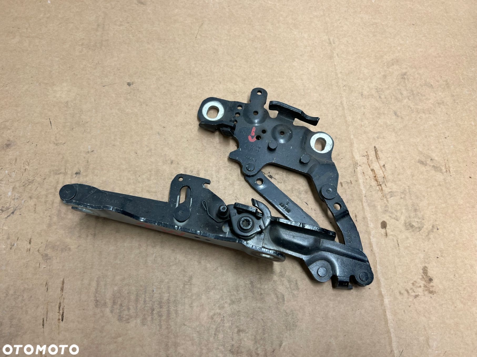 BMW M2 F87 zawias maski prawy 139896 - 1