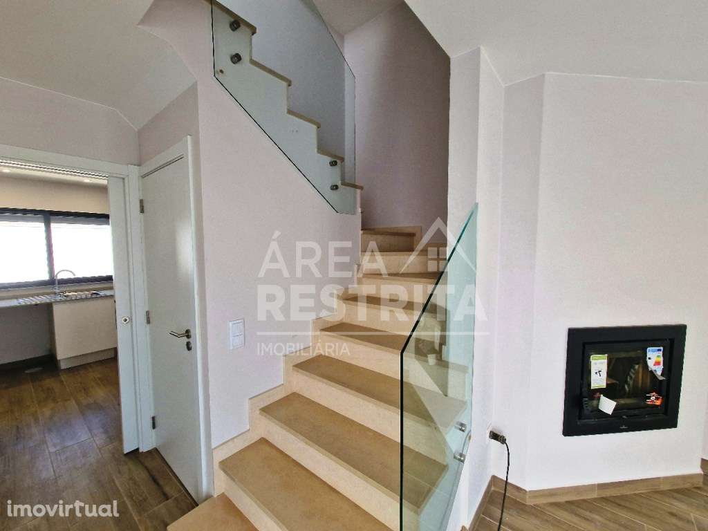 Moradia Geminada T3 c/Garagem e Terraço, na Quinta do Conde - Grande imagem: 3/21